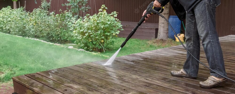 man-cleaning-walls-floor-with-high-pressure_114589-1273[1]